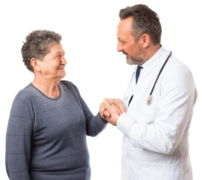 Médico acolhendo uma mulher idosa